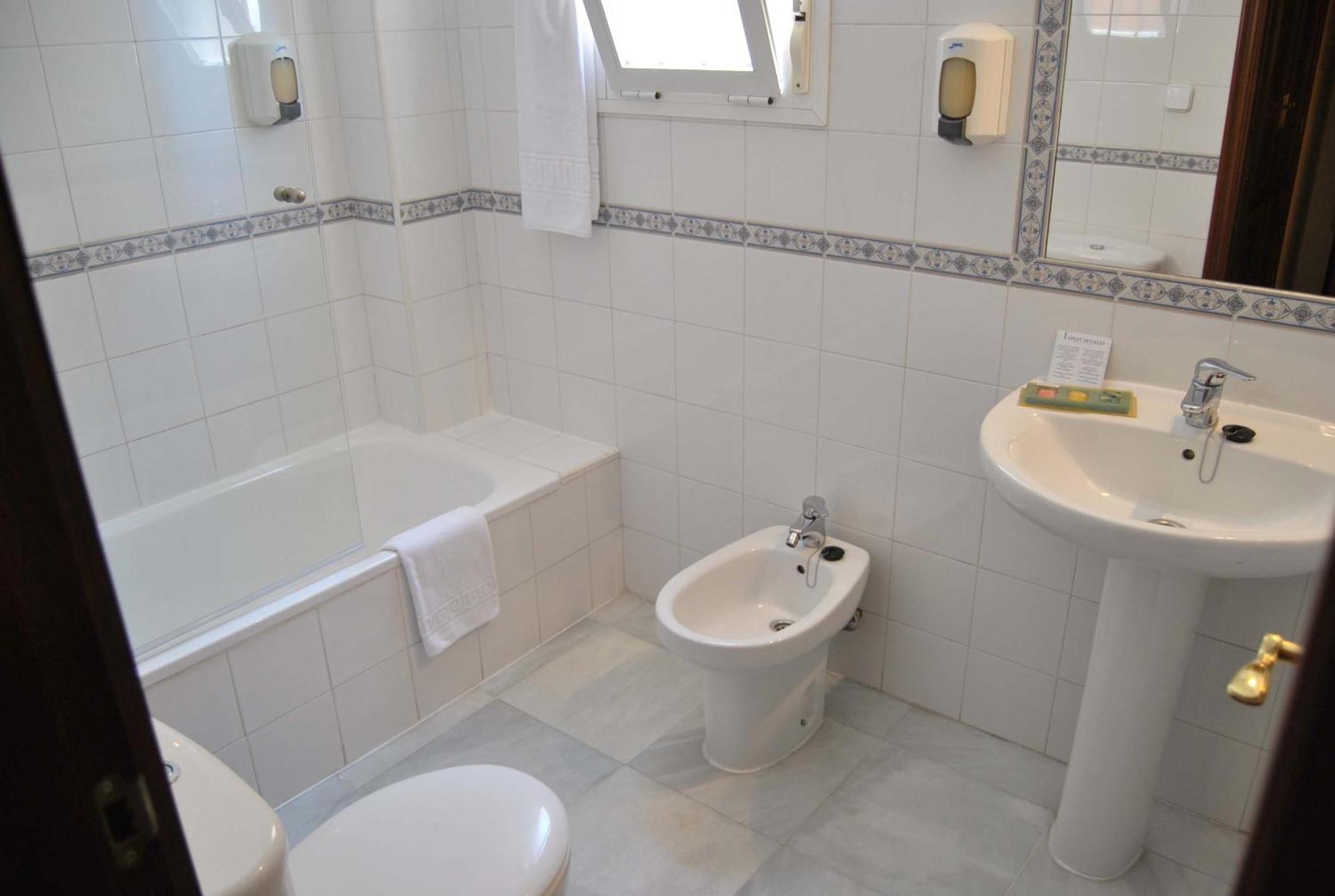 Coria del Río Hotel Gran Avenida מראה חיצוני תמונה